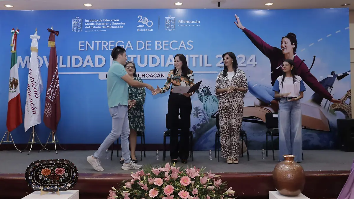 Mariana Sosa Olmeda, titular del IEMSySEM entregando becas de movilidad estudiantil